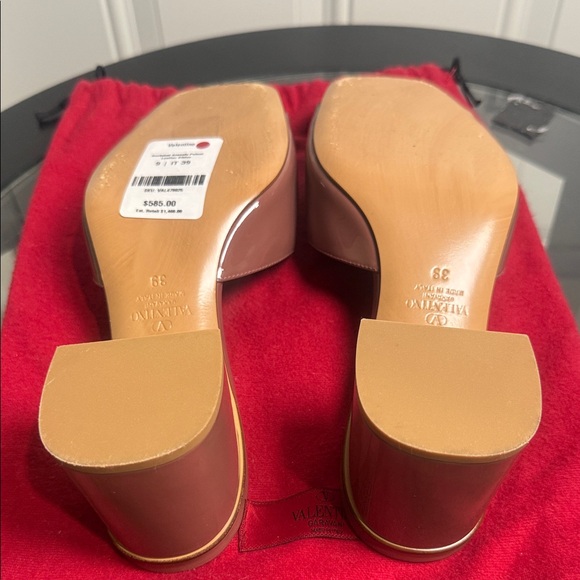 VALENTINO VLOGO 60 PATENT SANDAL 
Size: 39 EU (fits US 8.5 – 9) - Picture 5 of 9